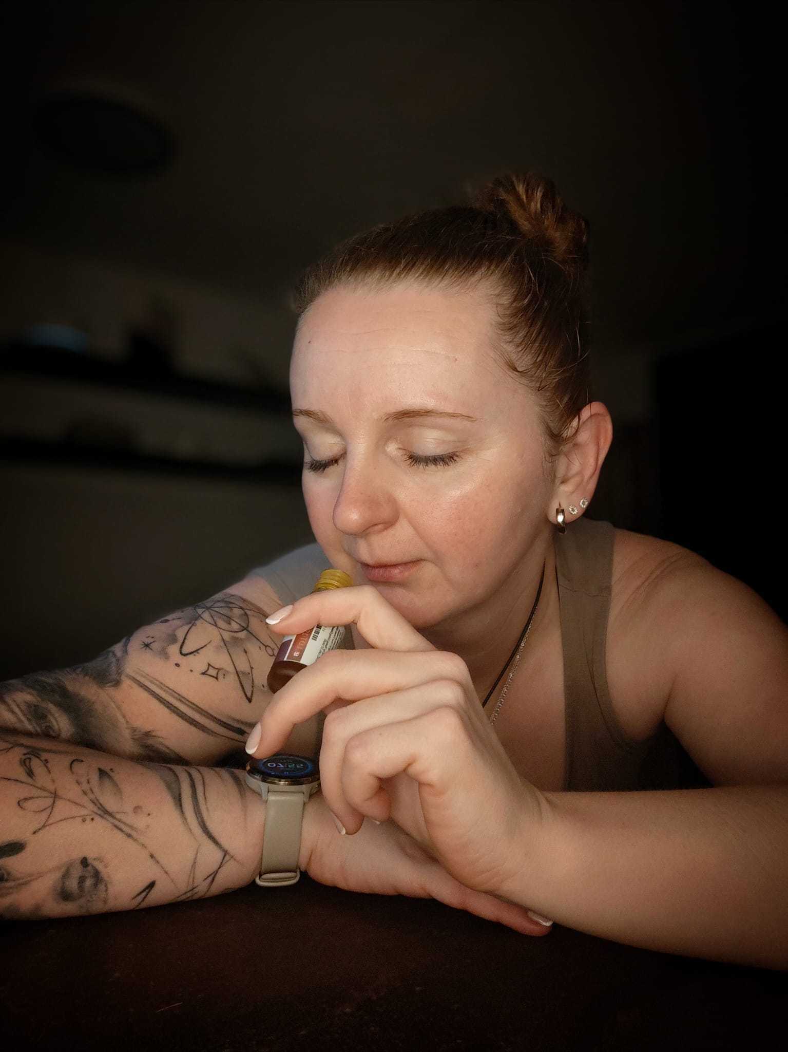 Aromaterapeutka Petra Vašutová při práci s esenciálním olejem